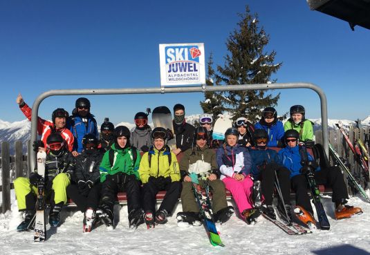 Teilnehmer des 15. Skikurses
